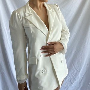 Classy off-white blazer with rushed shoulders